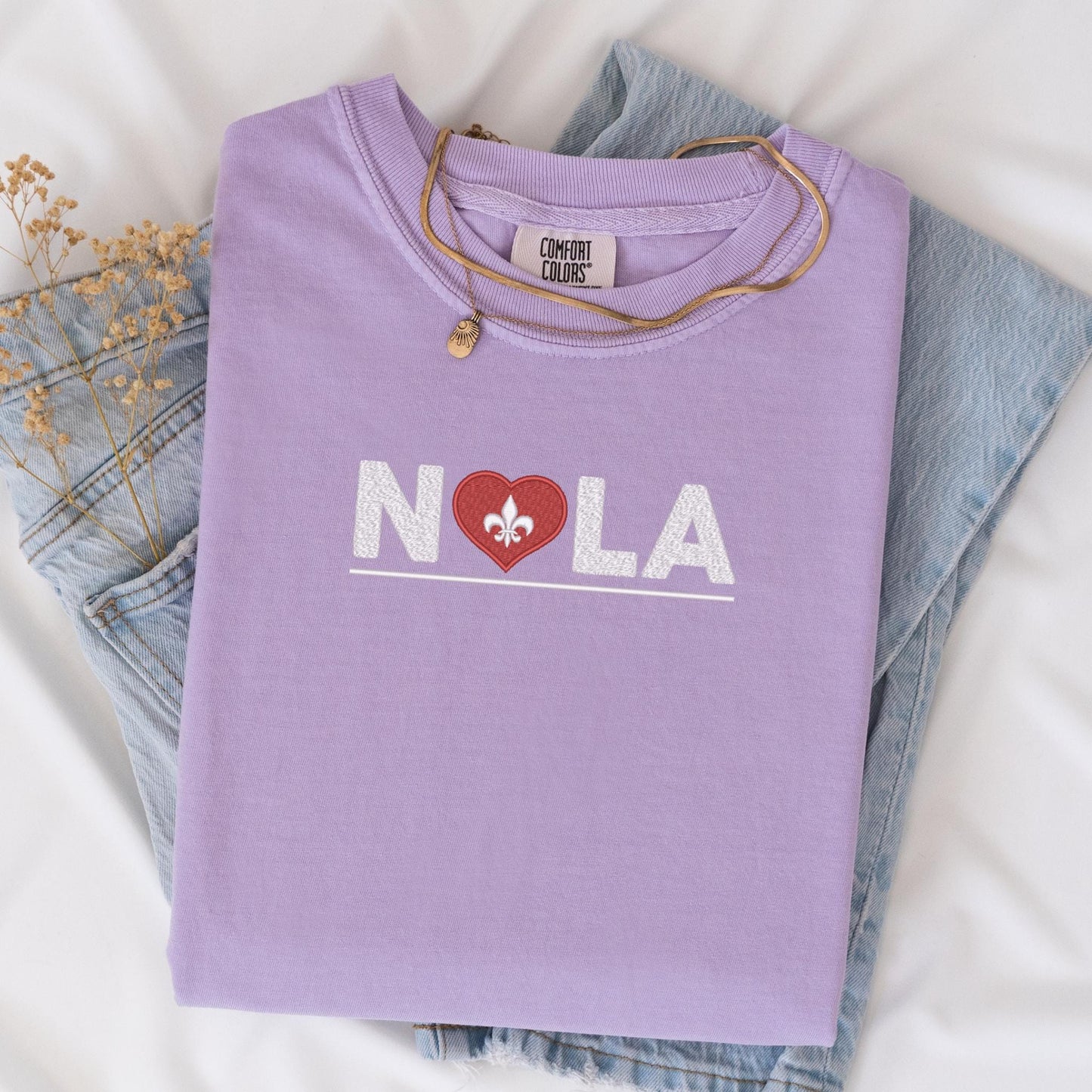 a purple t - shirt with a heart and a fleur de l'o
